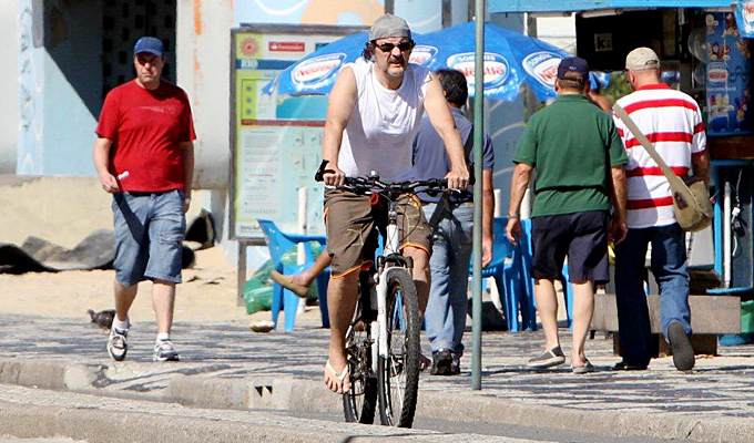  Antônio Calloni anda de bicicleta pela orla do Leblon - Ag.news