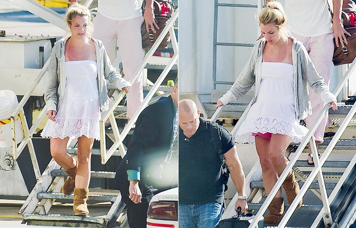 Britney Spears chega a aeroporto queimada do sol - Grosby Group