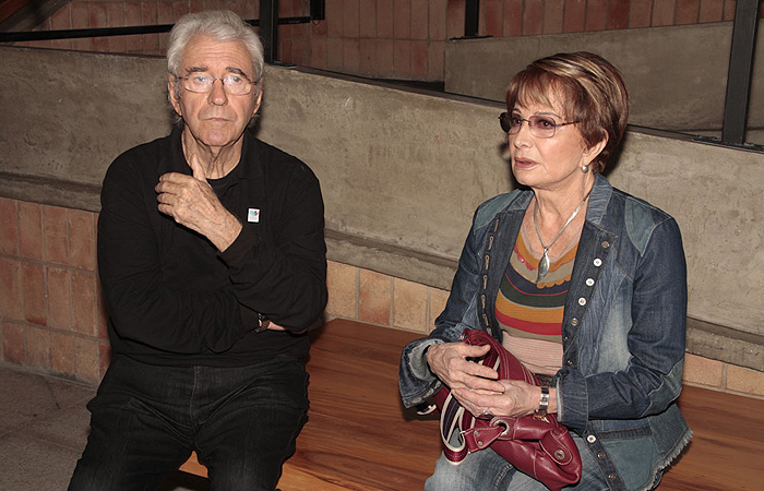Glória Menezes e Juca de Oliveira visitam teatro em São Paulo