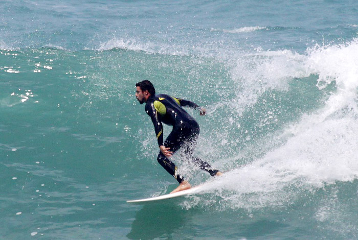 Cauã Reymond surfou na praia do Recreio dos Bandeirantes