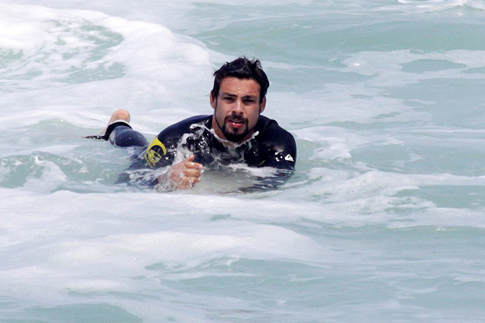 Cauã Reymond relaxou na praia 