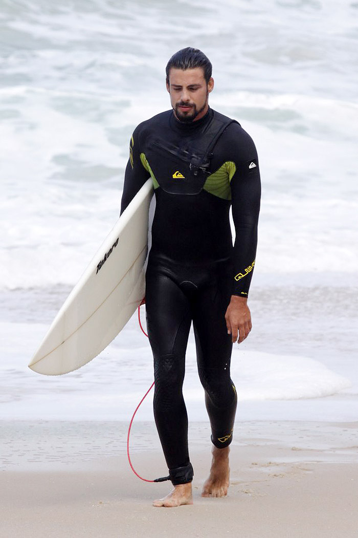 Cauã Reymond curtiu o dia de folga na praia