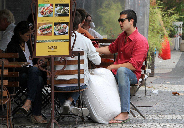 Sergio Marone deixa restaurante com amiga, no Rio