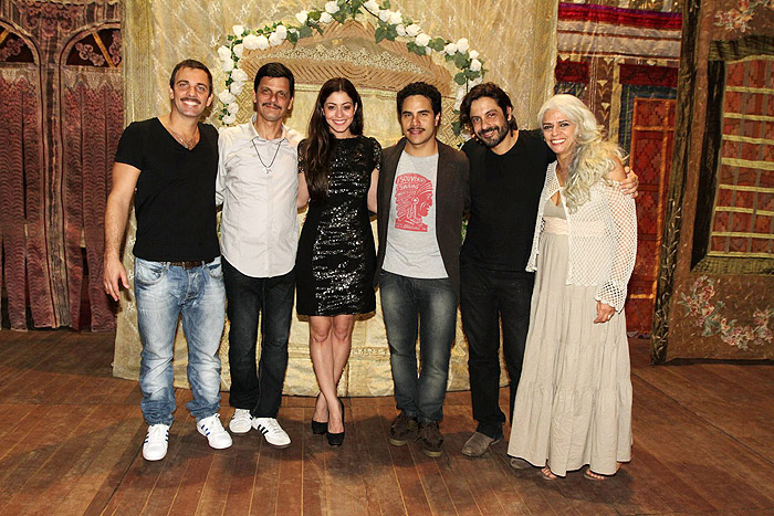 Marcelo Faria, Duda Ribeiro e Carol Castro comemoraram com o resto do elenco