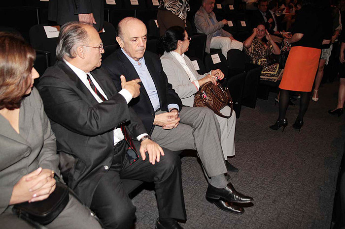 José Serra conversou com colegas durante a peça