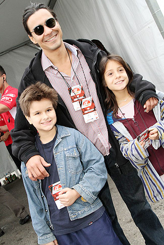 André Gonçalves e os filhos Pedro e Valentina. 