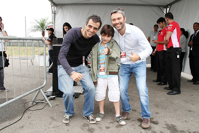 Rodrigo Maranhao e o filho Joaquim tiram fotos com Ângelo Paes Leme. 