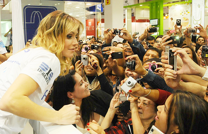 Deborah Secco e Carlos Casagrande causam tumulto em São Paulo