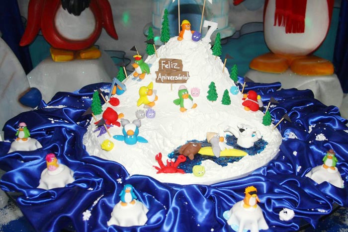O bolo escolhido pelo aniversariante trazia vários pinguins na neve