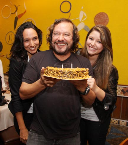 Maria e Manuela acompanham o pai na hora de apagar as velinhas