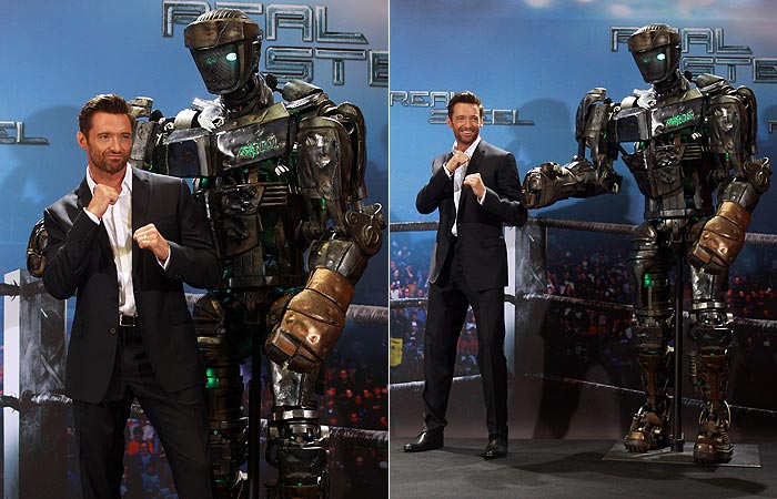 Hugh Jackman posa ao lado de robô de seu novo longa, Gigantes de Aço - Getty Images