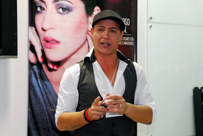 Ex-BBB Dicesar esteve na Beauty Fair