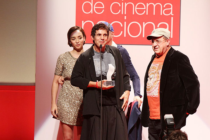 Simone Spoladore entrega o troféu à equipe de Dzi Croquettes eleito Melhor Documentário