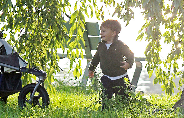 Benjamin Brady brinca com sua cadelina em parque de Boston