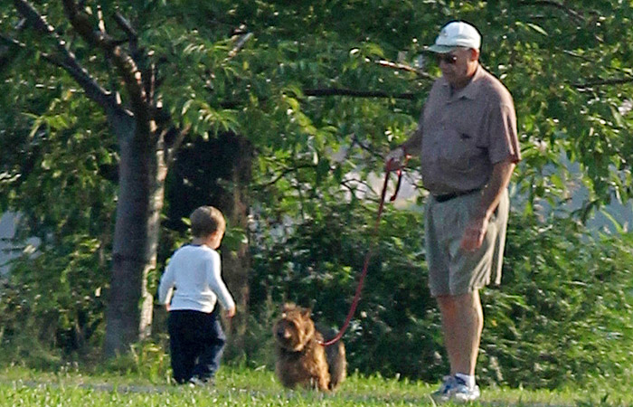 Benjamin Brady brinca com sua cadelina em parque de Boston