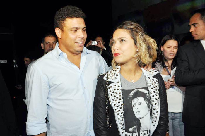 Ronaldo chegou com a mulher, Bia Antony 