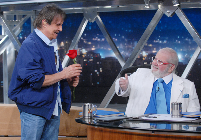 Roberto recebe uma rosa de Jô