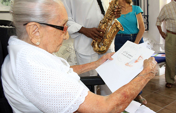 Dona Canô comemora 104 anos com bolo,festa e missa - Divulgação/Edgar Souza