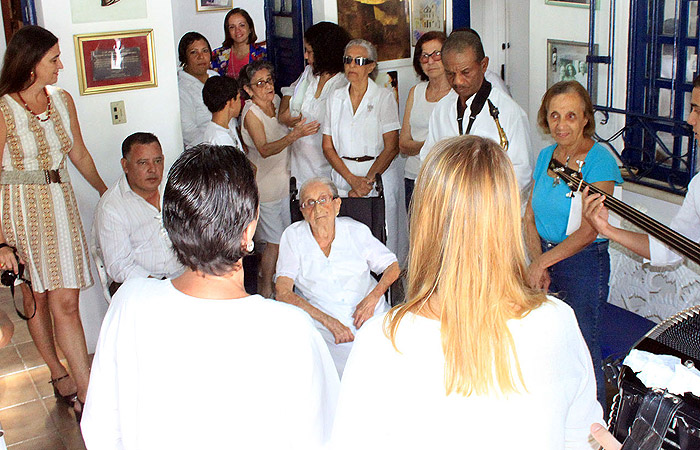 Dona Canô comemora 104 anos com bolo,festa e missa - Divulgação/Edgar Souza