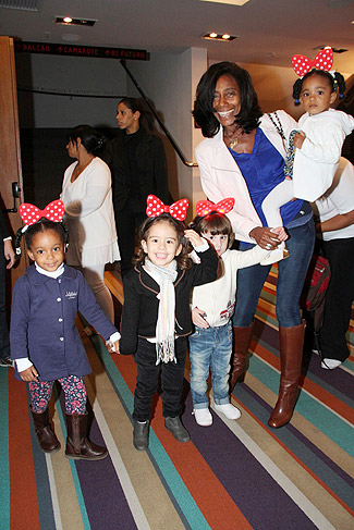 Glória Mariase divertiu com as filhas, Laura e Maria, e suas coleguinhas em espetáculo infantil
