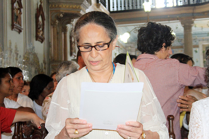 Maria Bethânia acompanhou a missa. 