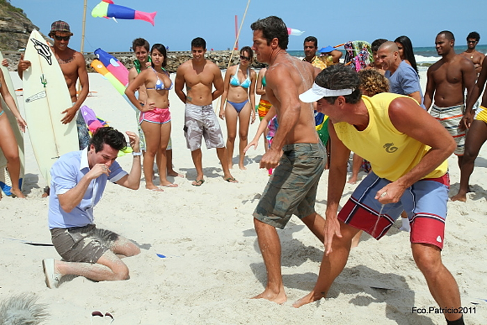 Crô é agredido na praia, em Fina Estampa 