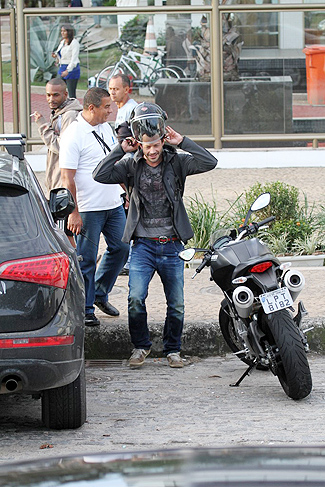 Depois de gravar Malvino Salvador foi embora em sua moto. 