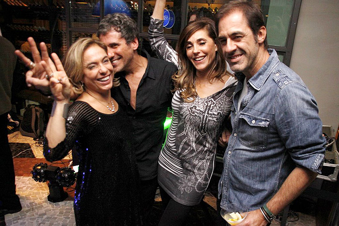 Ao lado de amigos, Cissa Guimarães recebe o chamego do namorado Marcelo Faustini