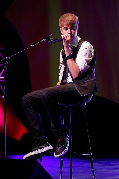 Justin Bieber canta durante entrega de prêmio na Geórgia