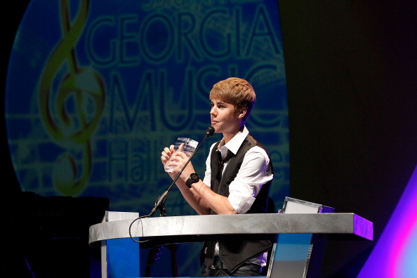 Justin Bieber dedica prêmio a Jesus, na Geórgia.Álbum de Fotos!