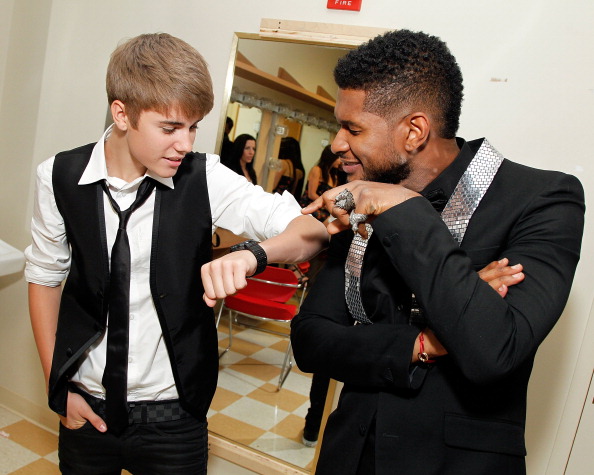 Justin Bieber e Usher no camarim