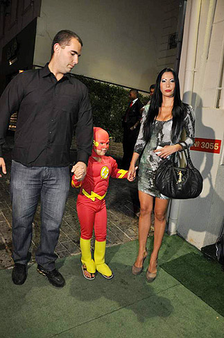 Michelle Umezu leva o filho Alex à festa vestido de The Flash