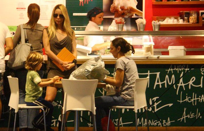 Giro no Shoppinh: Danielle Winits passeia com Noah AgNews O Fuxico -Foto:AgNews