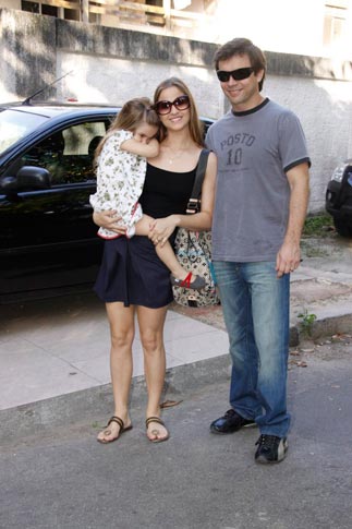 Luiza Valdetaro, o marido Alberto Blanco e a pequena Maria Luiza