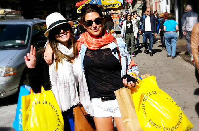 Giovanna Lancellotti e Fernanda Paes Leme fazem compras juntas em Nova York - Reprodução