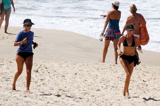 Andrea Beltrão corre na praia de Ipanema - Ag.News