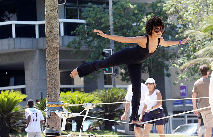 Sheron Menezes faz slackline em Ipanema