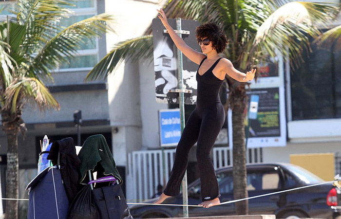 Sheron Menezes faz slackline em Ipanema