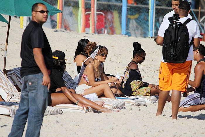 Rihanna curte dia de praia no Rio de Janeiro
