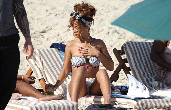 Rihanna toma caipirinha na praia de Ipanema