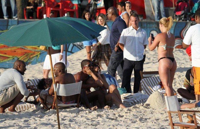 Simpática, a cantora brincou com algumas crianças que estava na praia, aonde chegou a fazer um castelo de areia.