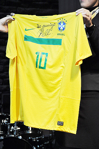 Camisa do Brasil autografada pelo Pelé. 