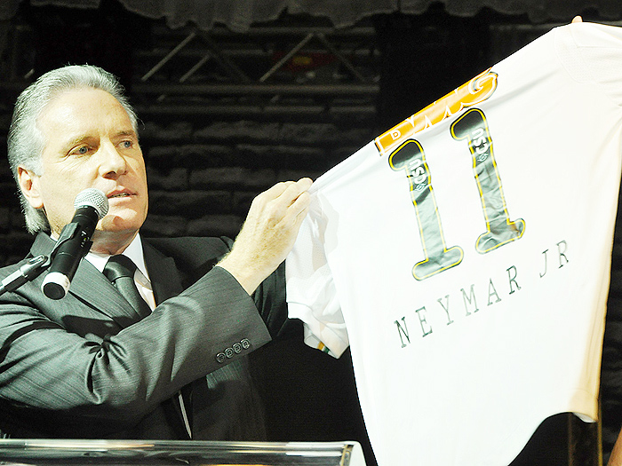 Roberto Justus com a camisa do Santos. 