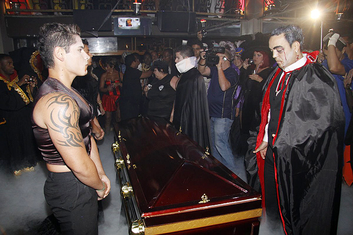 Belo se vestiu de vampiro na festa da dançarina