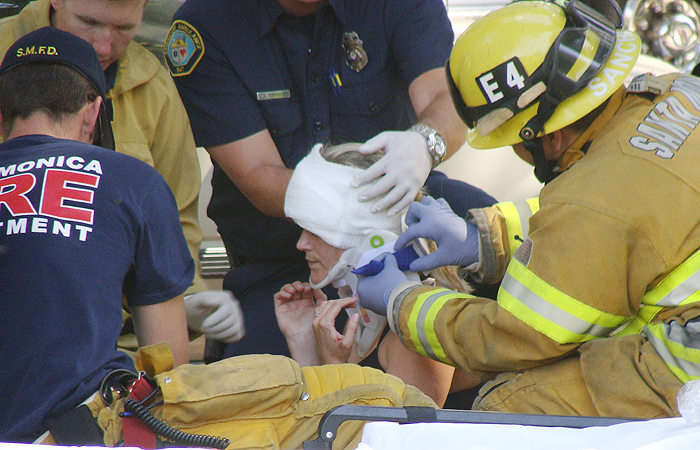 Veja imagens do resgate de Reese Witherpoon após atropelamento