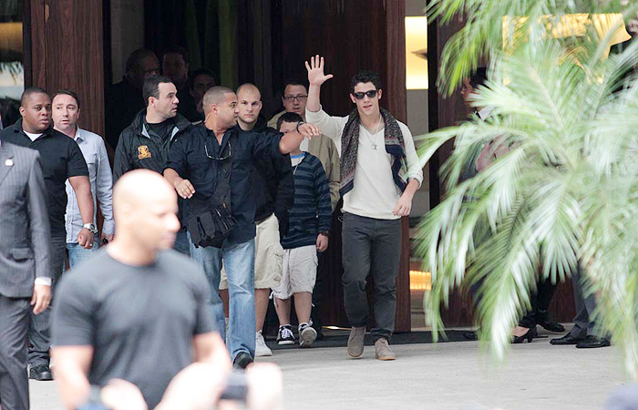 Nick Jonas sai do hotel em SP