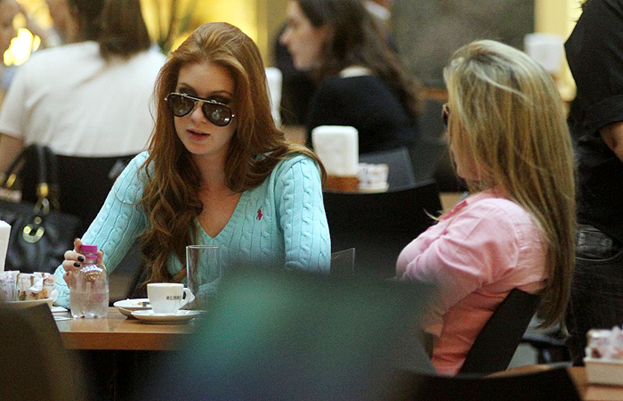 Marina Ruy Barbosa toma café em shopping do Rio
