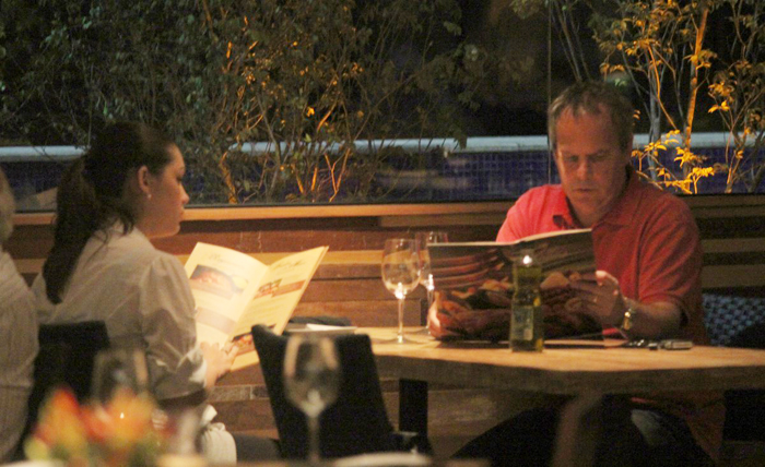 Jaime Monjardim passeia com a esposa em shopping do Rio