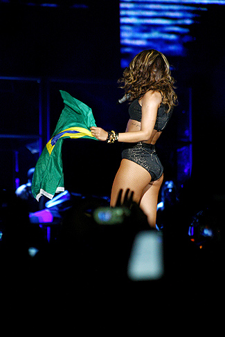 Rihanna pega a bandeira brasileira em show na Capital Federal