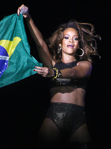 Rihanna mostra a bandeira brasileira ao público 